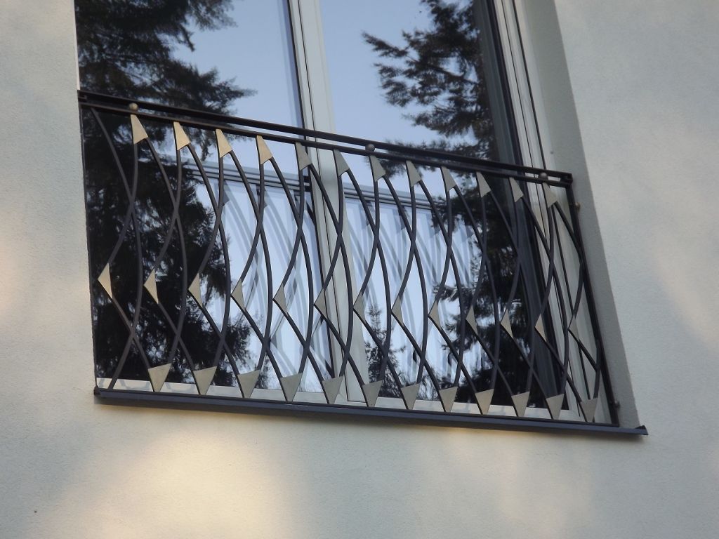 Kovan� br�na, branka, balkonov� z�bradl� Praha Pr�honice - Kovaná mříž na francouzké okno Praha - Průhonice