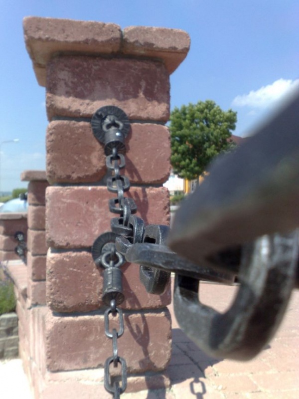 Beton Bro� - kovan� �et�zy - Kované řetězové zábradlí_01