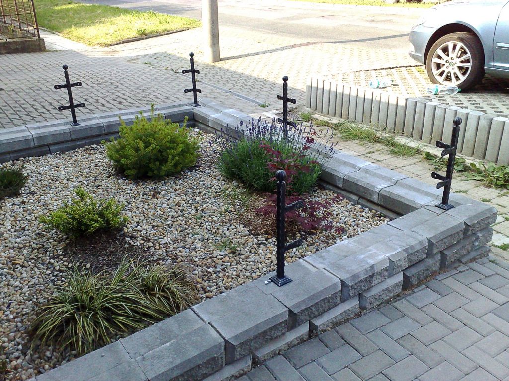 Kovan� sloupky pro uchycen� d�ev�n�ch prken - Šlapanice - Předzahrádka 02