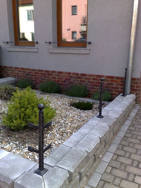 Kovan� sloupky pro uchycen� d�ev�n�ch prken - Šlapanice - Předzahrádka 05