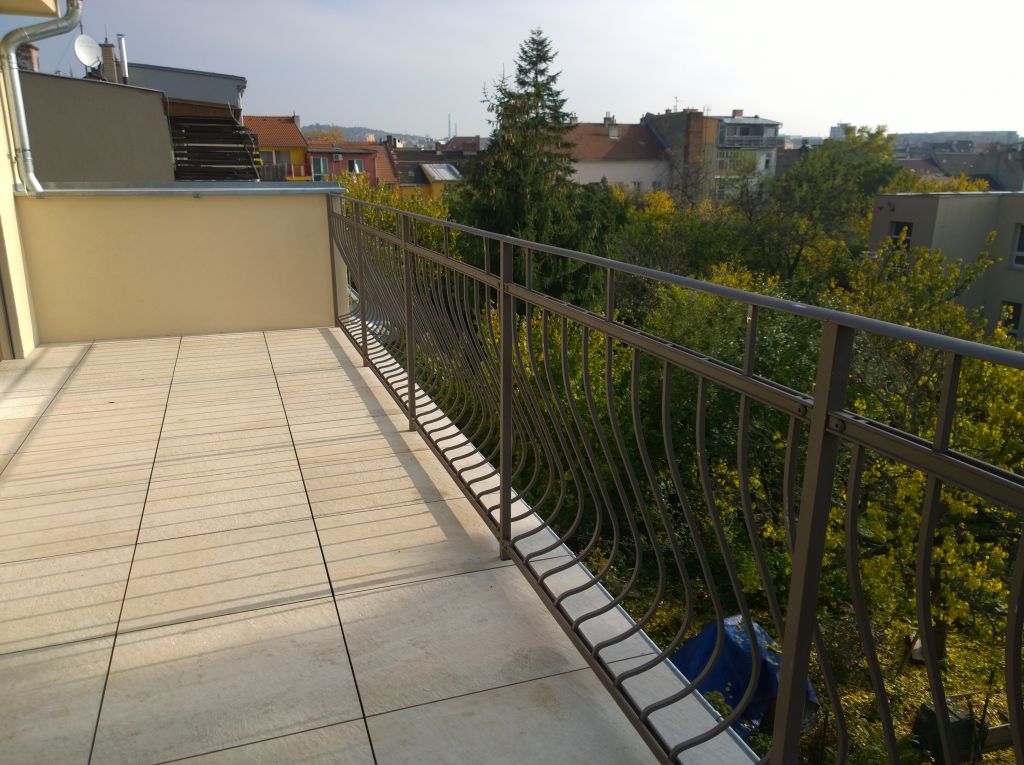 Balkonov� z�bradl� Brno �ernovice - Montáž-20171016_10_52_54