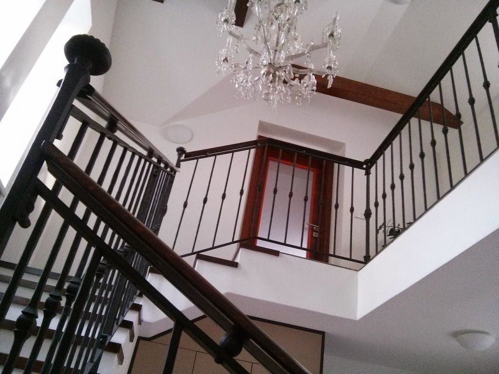 Kovan� schodi��ov� z�bradl� - Sob�ice - vnitřní schodiště_02