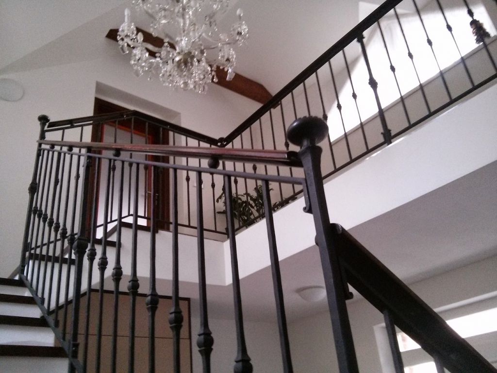 Kovan� schodi��ov� z�bradl� - Sob�ice - vnitřní schodiště_03