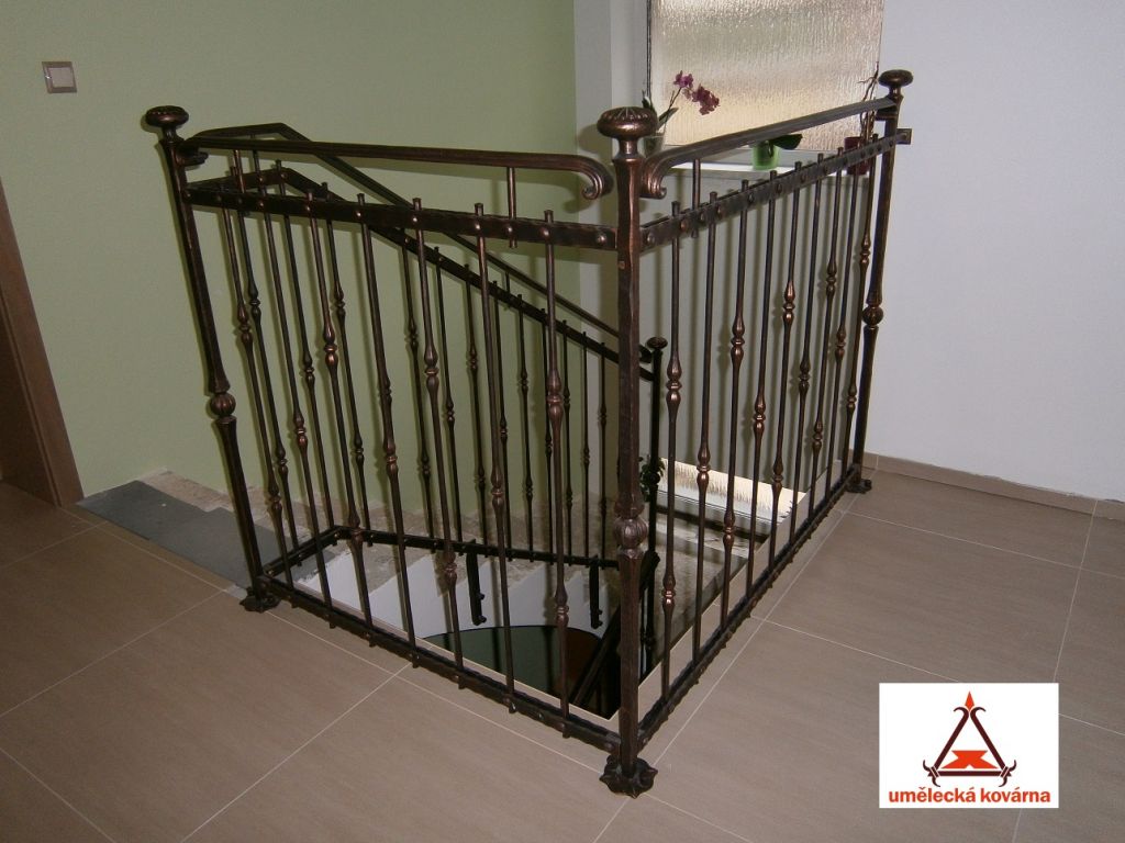 Kovan� z�bradl� schodi�t� RD Velatice - Velatice_zábradlí_06 - logo