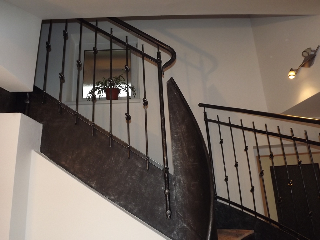 V�roba to�it�ho z�bradl� um�leck� kov�rny - Výroba točitého zábradlí umělecké kovárny 1