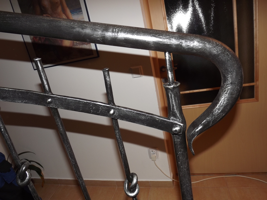 V�roba to�it�ho z�bradl� um�leck� kov�rny - Výroba točitého zábradlí umělecké kovárny 2