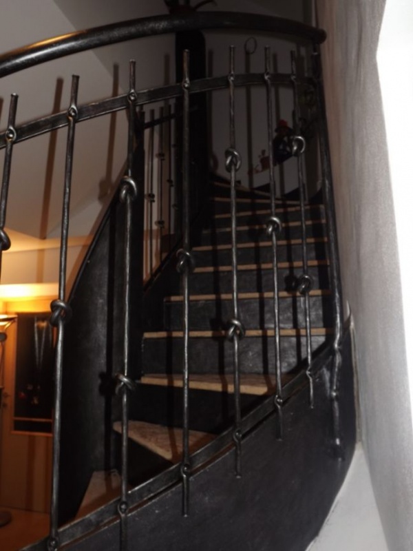 V�roba to�it�ho z�bradl� um�leck� kov�rny - Výroba točitého zábradlí umělecké kovárny 4