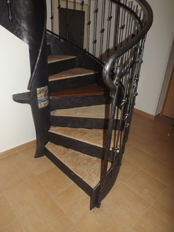 V�roba to�it�ho z�bradl� um�leck� kov�rny - Výroba točitého zábradlí umělecké kovárny 5