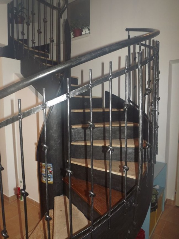 V�roba to�it�ho z�bradl� um�leck� kov�rny - Výroba točitého zábradlí umělecké kovárny 6