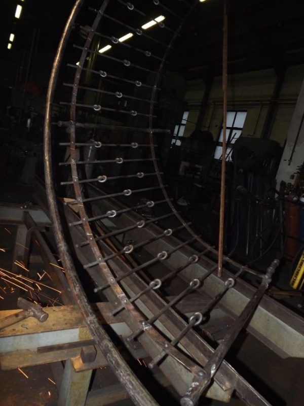 V�roba to�it�ho z�bradl� um�leck� kov�rny - Výroba točitého zábradlí umělecké kovárny 8