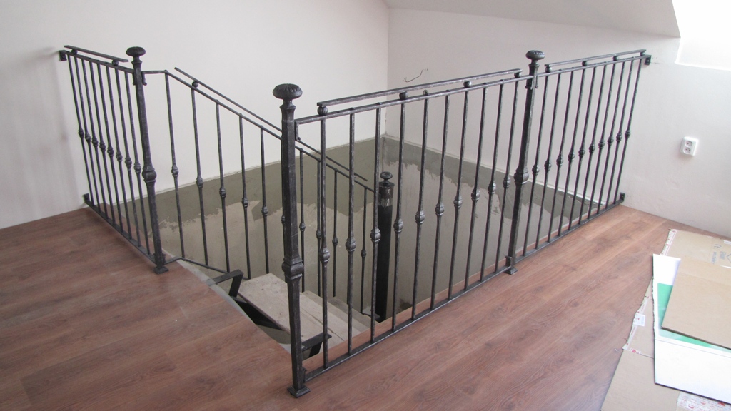 Kovan� schodi��ov� z�bradl� Bradlec - Bradlec - Montáž ukončena 01